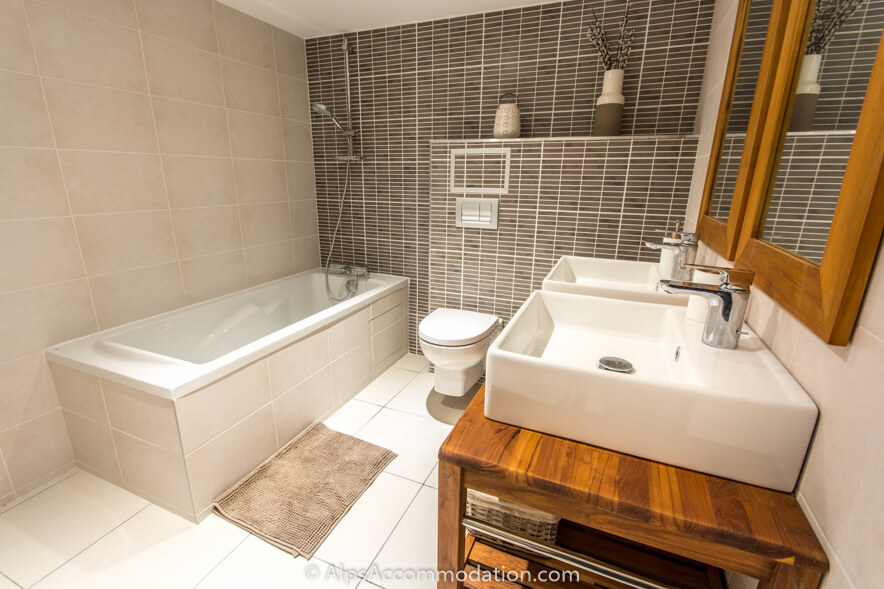 Chalet 75 Samoëns - Fantastic ensuite bathroom with his and her sinks large bath and shower