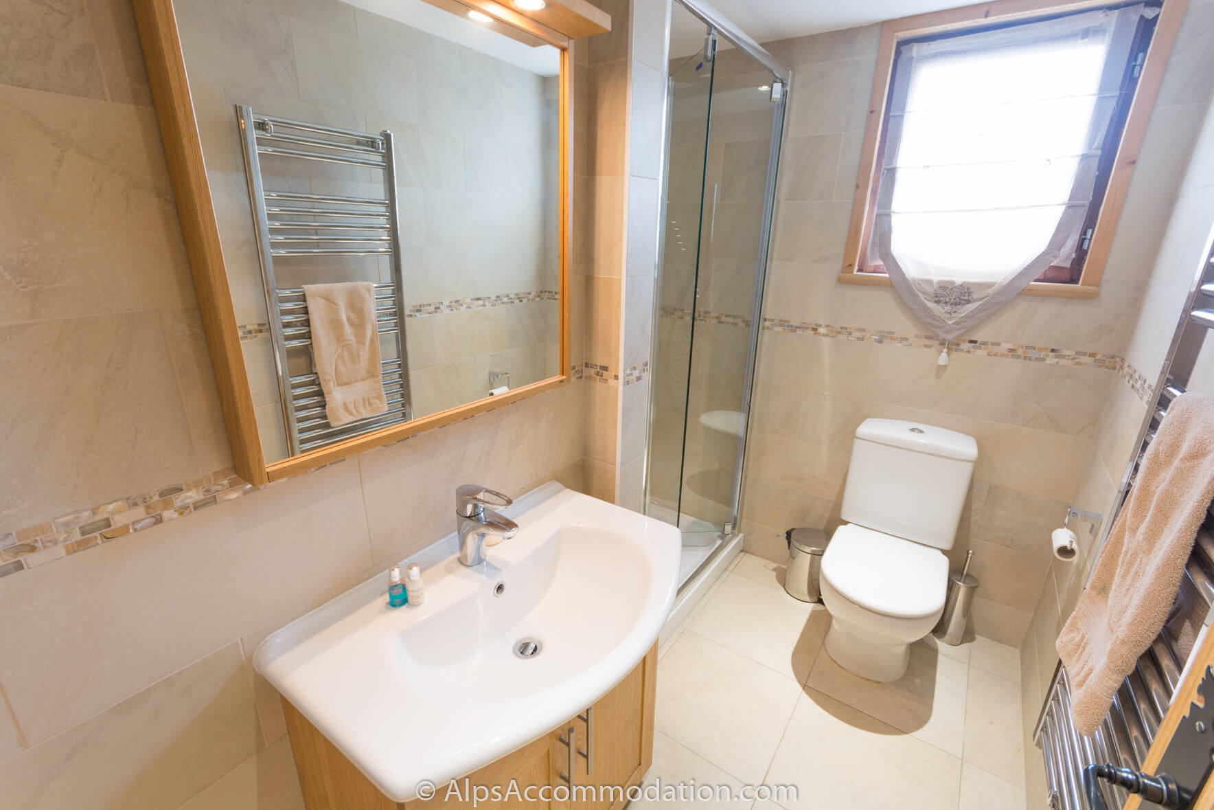 Chalet Étoile Morillon - Bathroom with large shower on the lower level