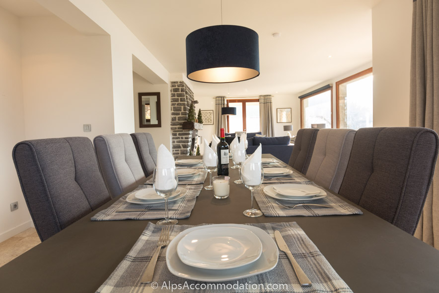 Chalet Falconnières Samoëns - A large dining table that can seat up to 10
