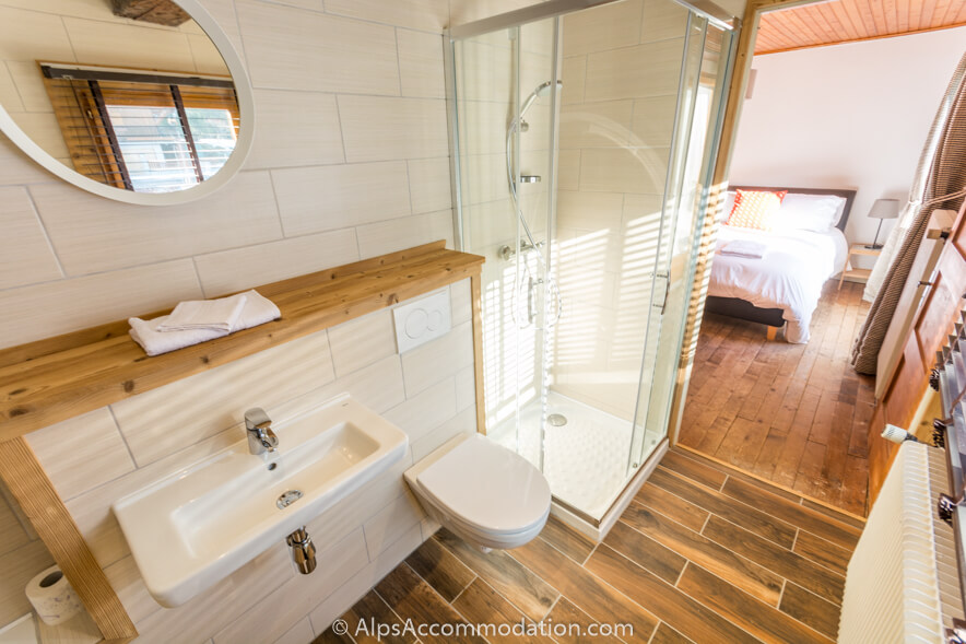 Chalet Mysig Samoëns - Master bedroom with ensuite bathroom offering a shower and bath