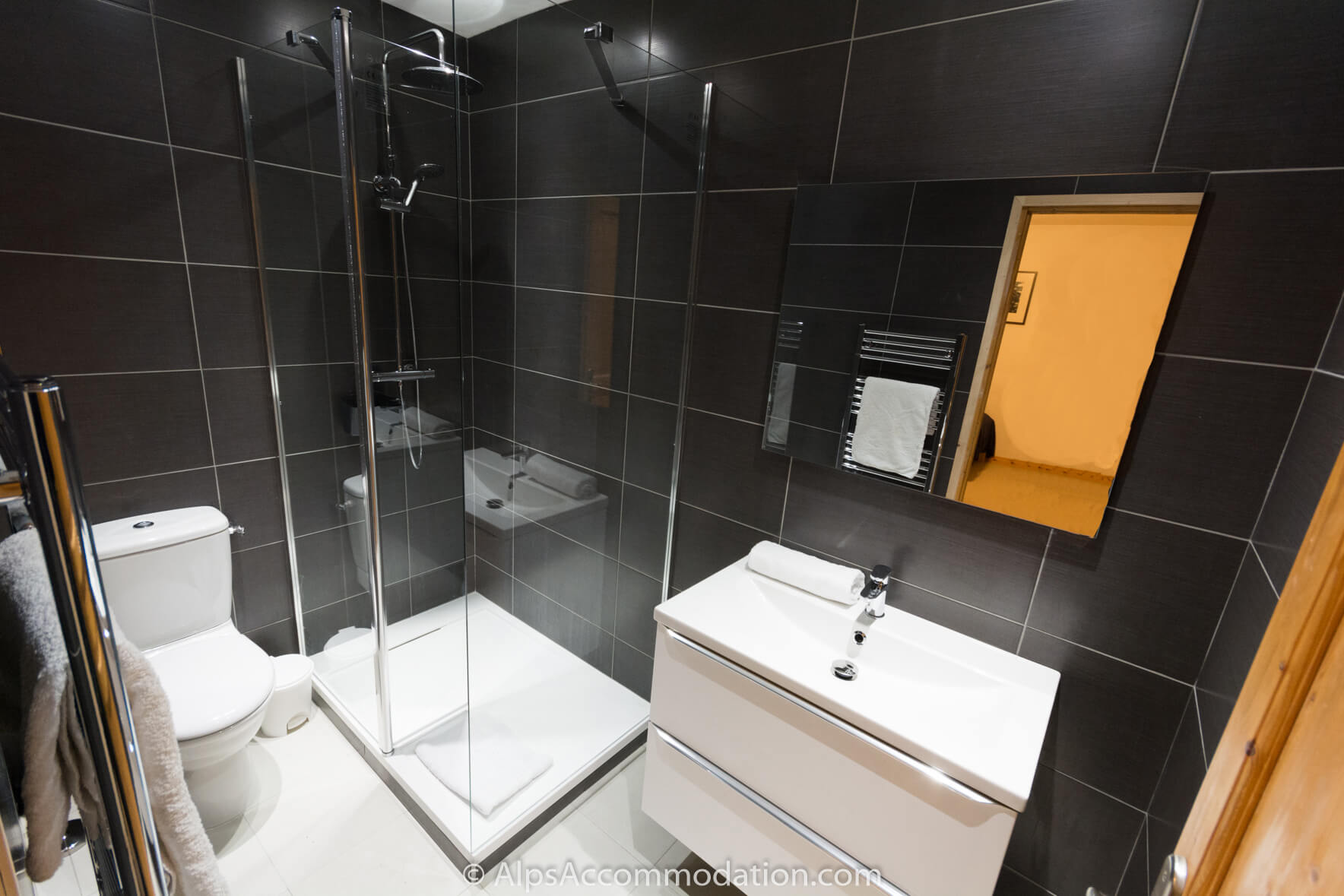 Chalet Bézière Samoëns - First floor ensuite bathroom featuring large shower