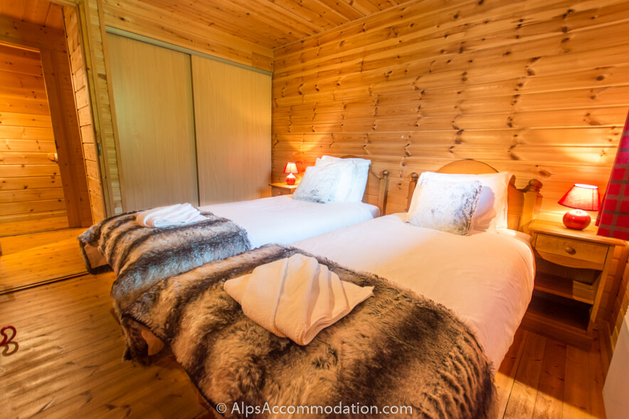 Chalet Booboo Morillon - Twin bedroom with large built in wardrobe