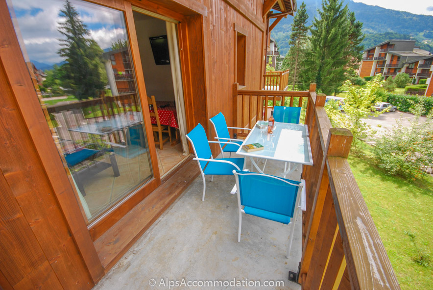 Ecrins Etoiles C15 Samoëns - Sunny balcony with furniture and great views