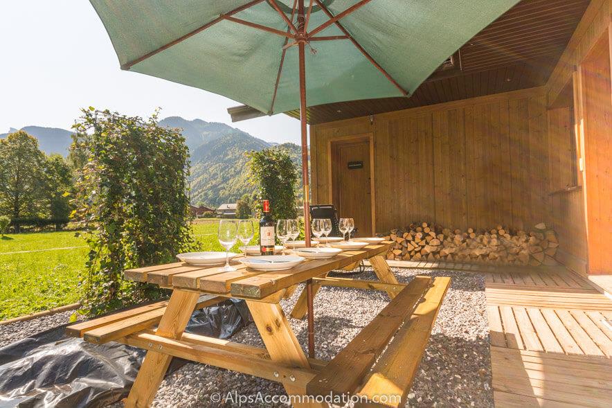 Chalet Balthazar Samoëns - A terraced area with seating and large gas BBQ