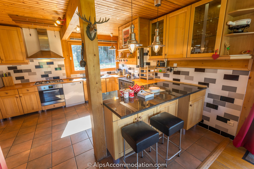 Chalet Bleu Morillon - The breakfast bar with stools is the perfect place for a quiet coffee