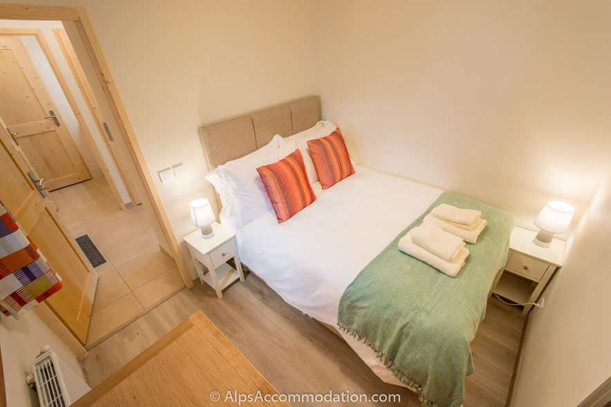 Le Clos F6 Samoëns - Comfortable double bedroom with attractive oak chest of drawers and hanging unit