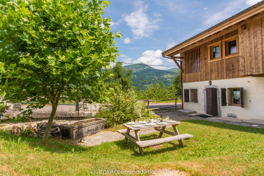 La Ferme Samoëns - Stunning views over Samoens from the gardens with picnic bench water fountain and BBQ