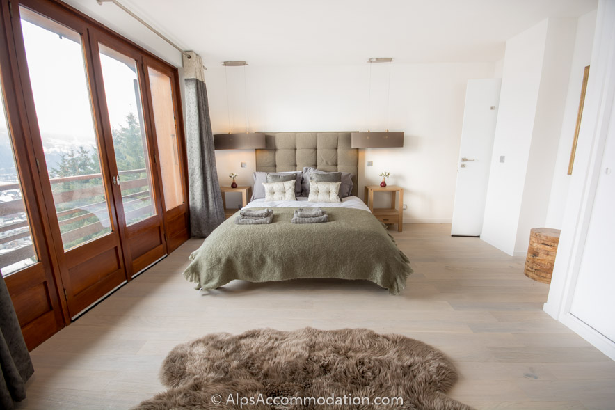 Chalet Falconnières Samoëns - Spacious 27m2 bedroom with private balcony