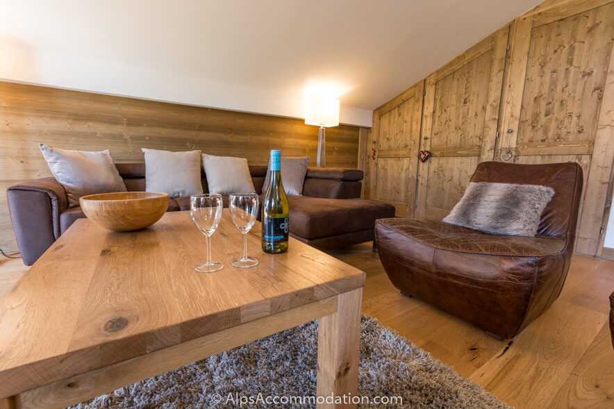 Apartment Les Niveoles A12 Morillon - Comfortable living area with luxurious leather sofa and chairs
