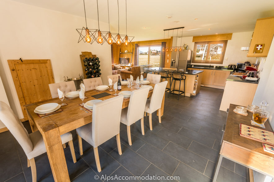Chalet Jeroboam Samoëns - Spacious dining area with sliding glass opening into the gardens