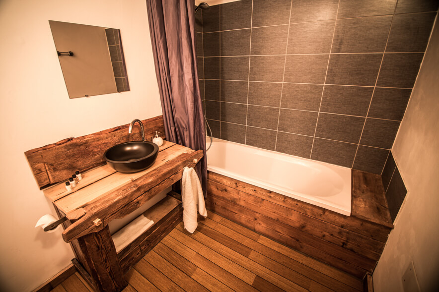 Chalet Pomet Morillon - Rustic and contemporary combine to create luxurious bathrooms