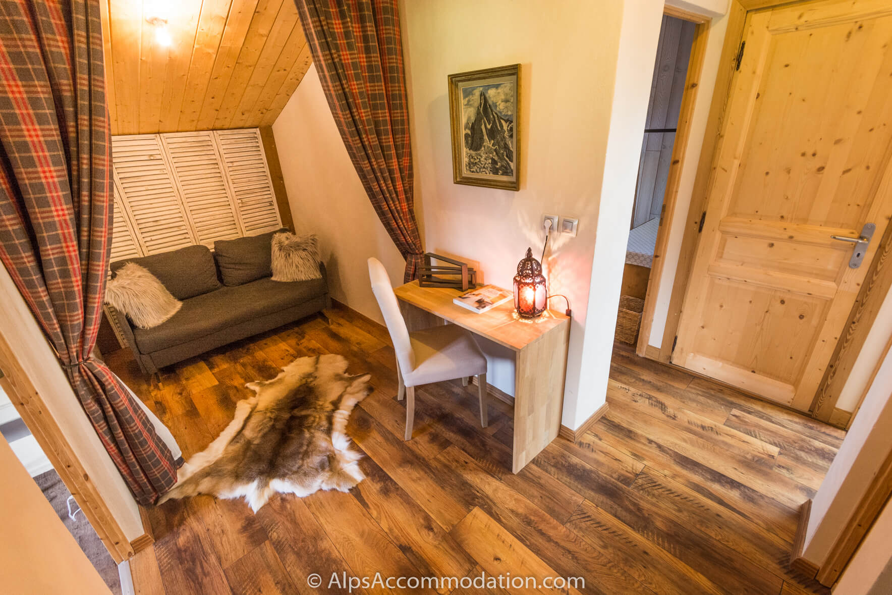 Chalet Jeroboam Samoëns - The snug features a sofa bed and desk area