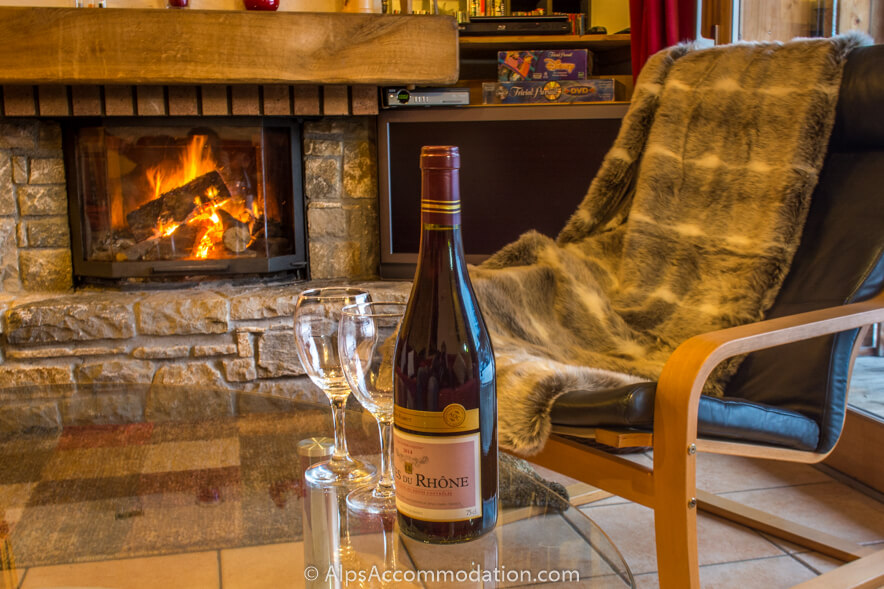 Chalet La Cascade Samoëns - Enjoy a glass of wine in front of the warming log fire