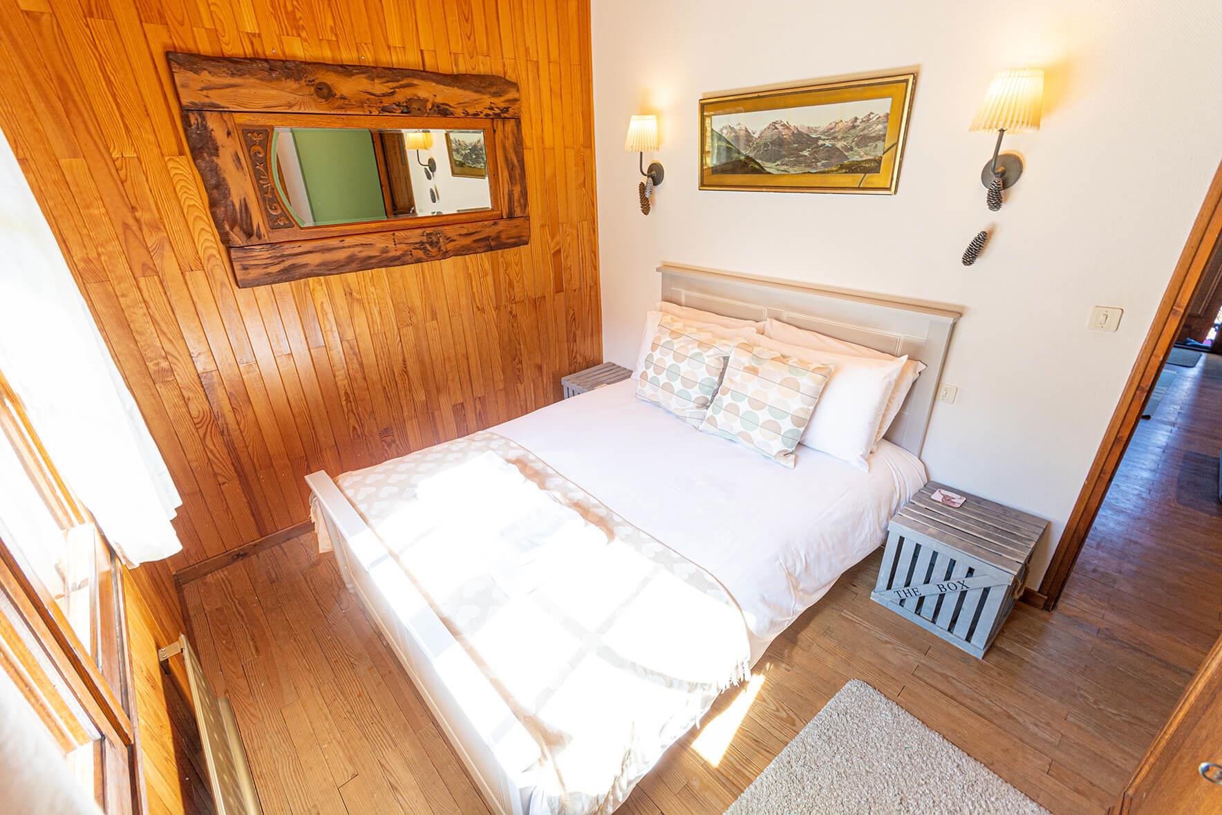 Chalet Le Gerbera La Rivière Enverse - The spacious lower level double bedroom with beautiful views over the garden