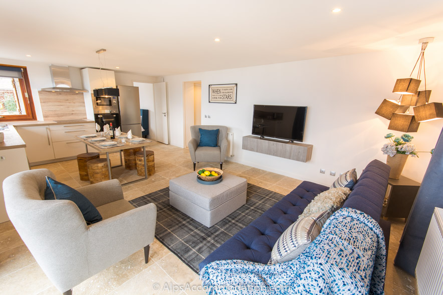 Apartment Falconnières Samoëns - Fabulous living area with sofa and large TV