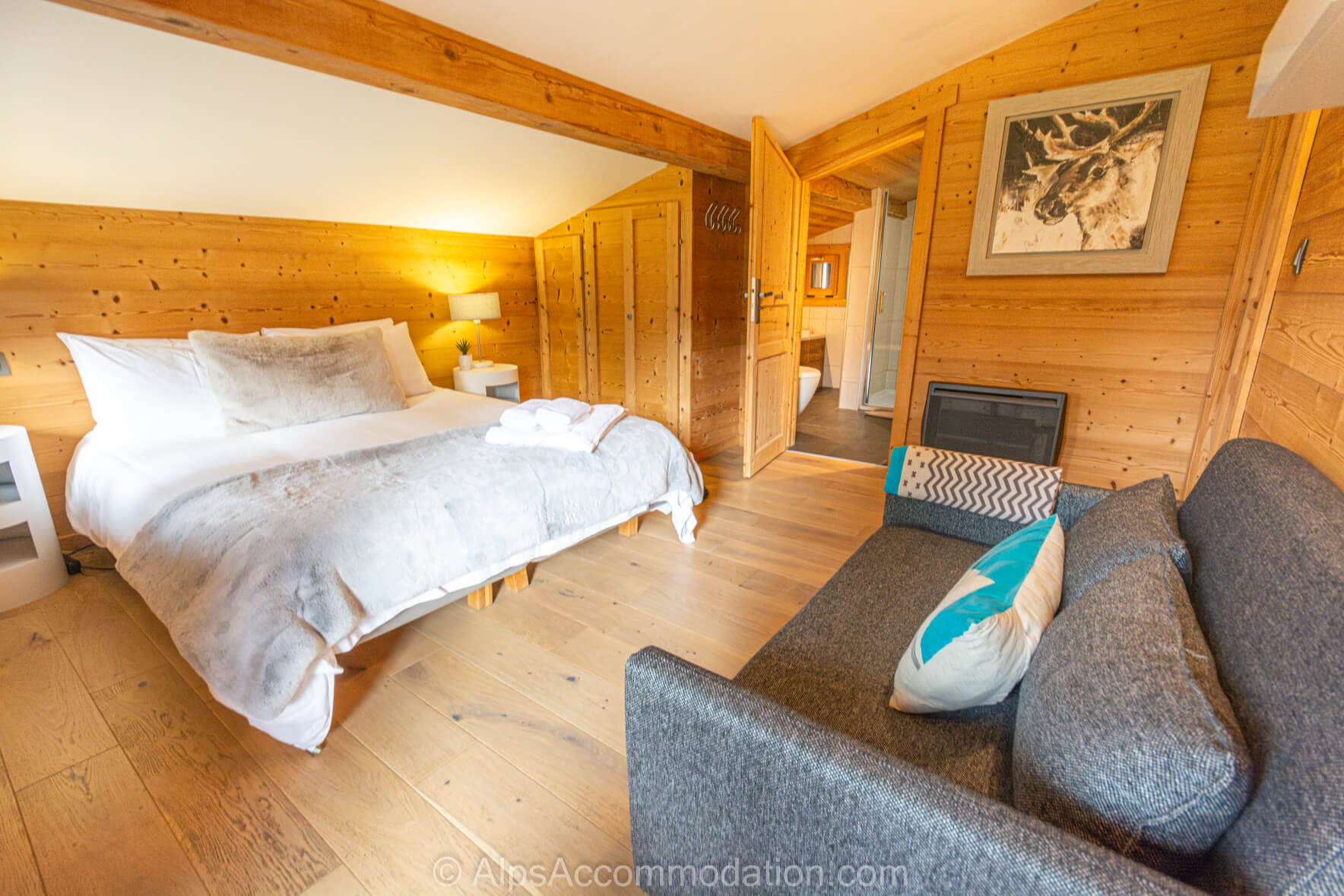 Chalet Toubkal Samoëns - King size bedroom with ensuite bathroom with complimentary Molton Brown toiletries