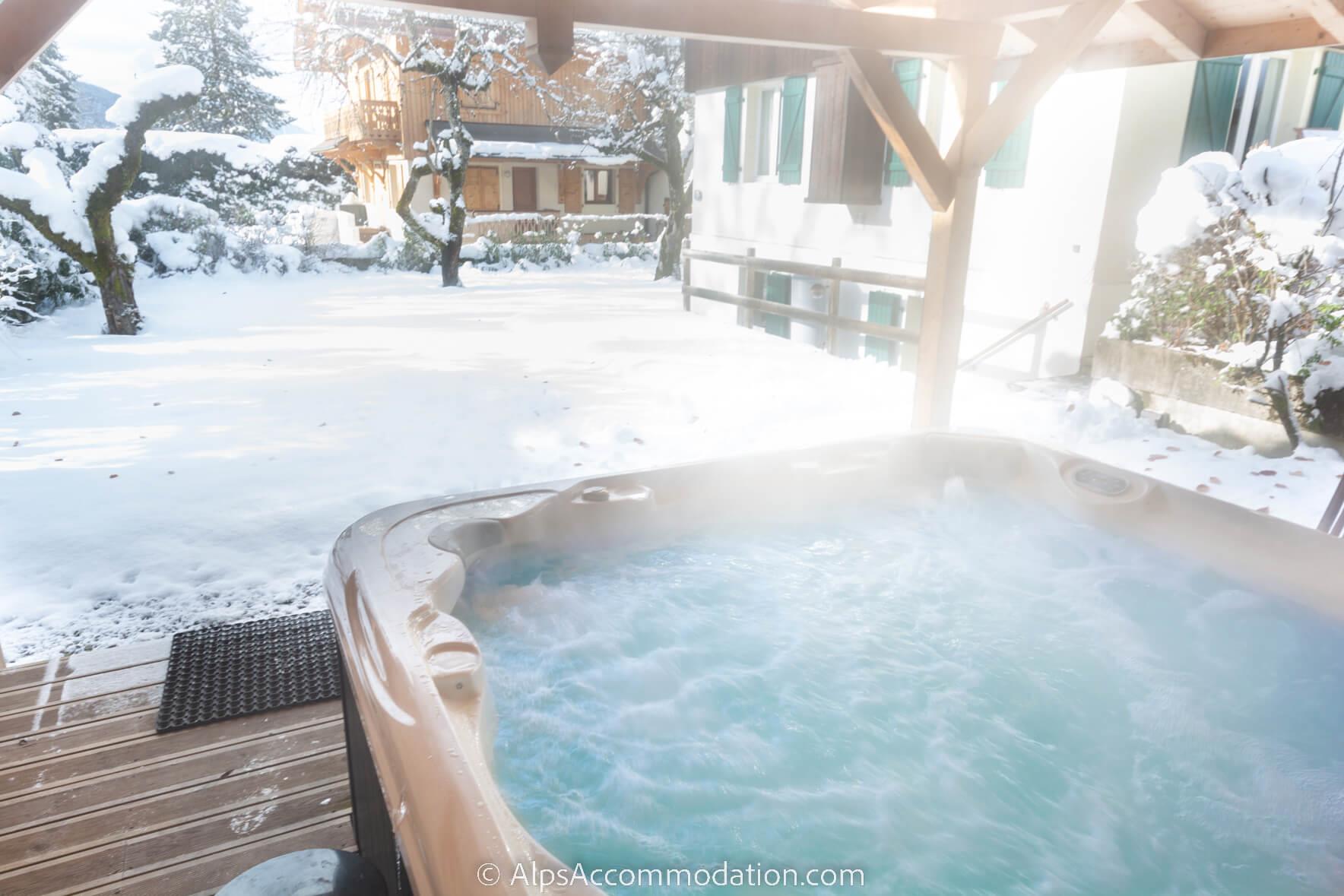Chalet Chamoissière Samoëns - Hot tub surrounded by fluffy snow