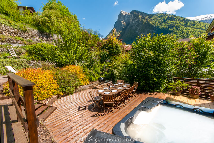 La Maison Blanche Samoëns - Large terraced area with beautiful views from the hot tub