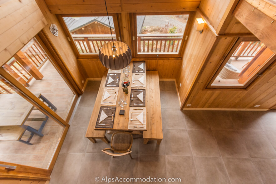 Chalet Marguerite Samoëns - Double height ceiling helps to create a light and spacious dining area