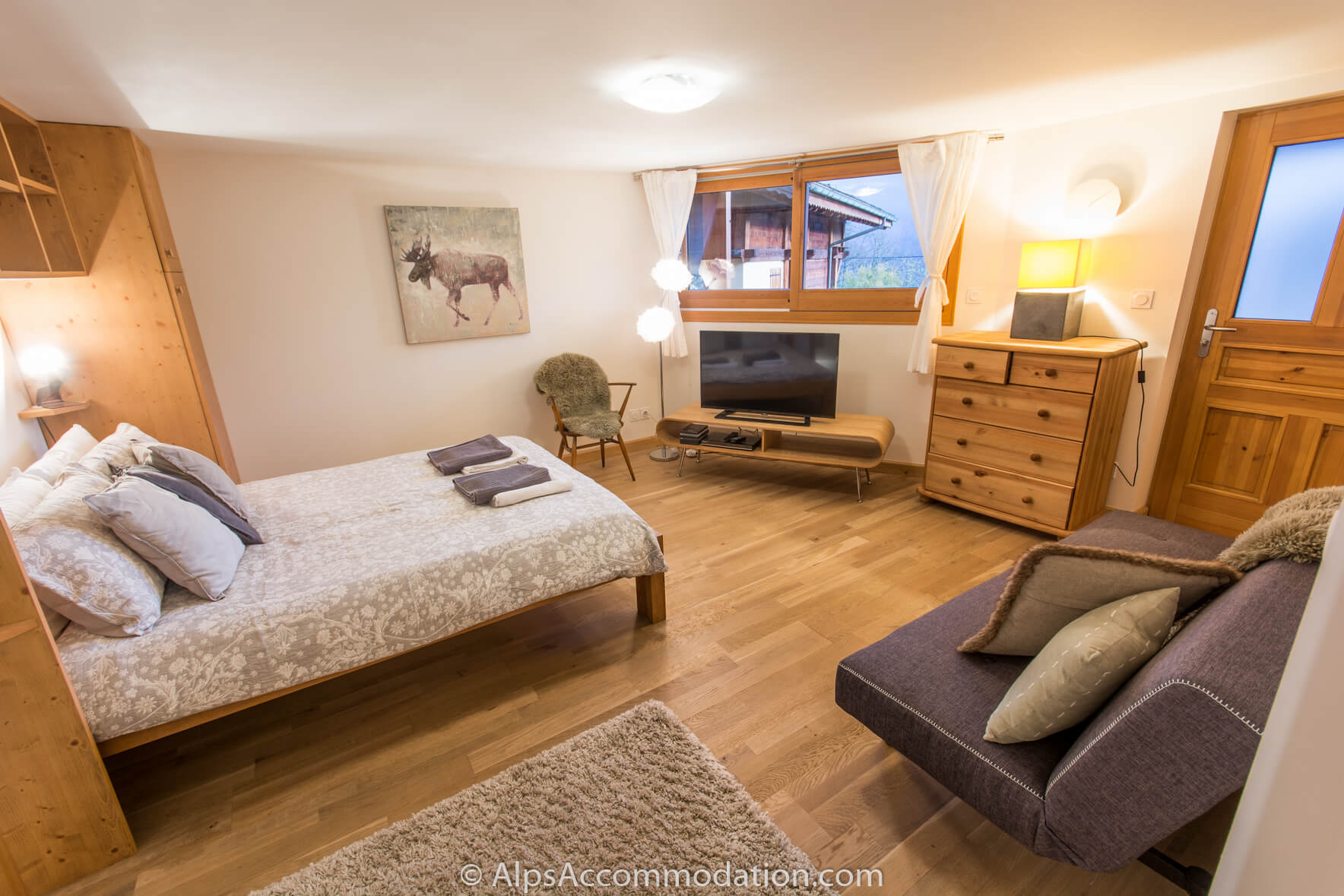 Chalet 75 Samoëns - Spacious ensuite double bedroom with sofa bed