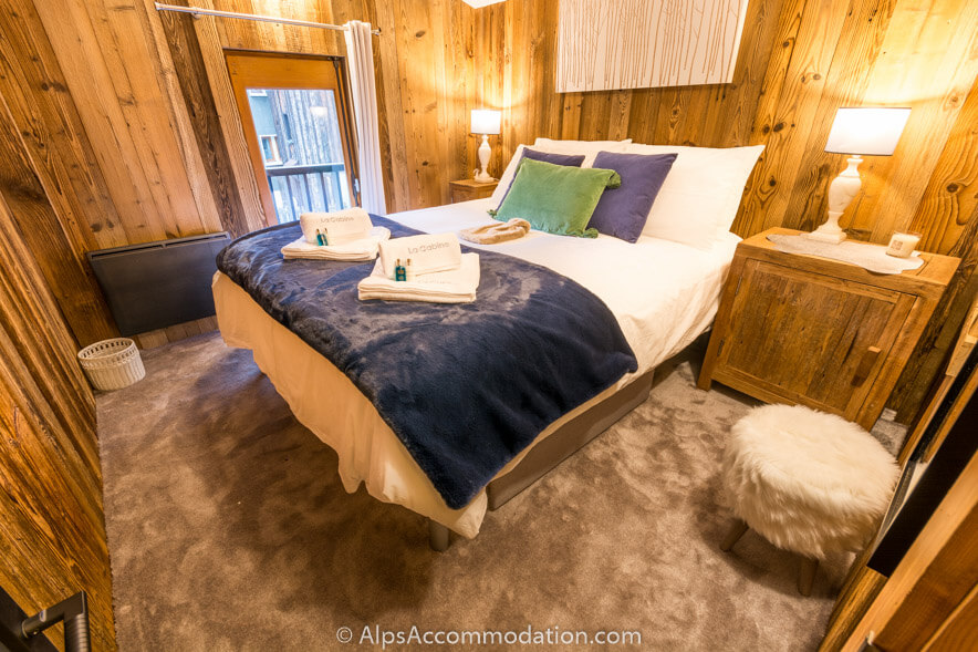 La Cabine Samoëns - Stunning master bedroom with private balcony and mountain peak views