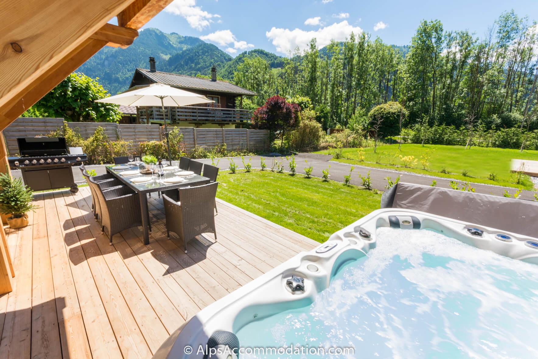 Chalet Louisa Samoëns - Fantastic outdoor space with lawn and fantastic views