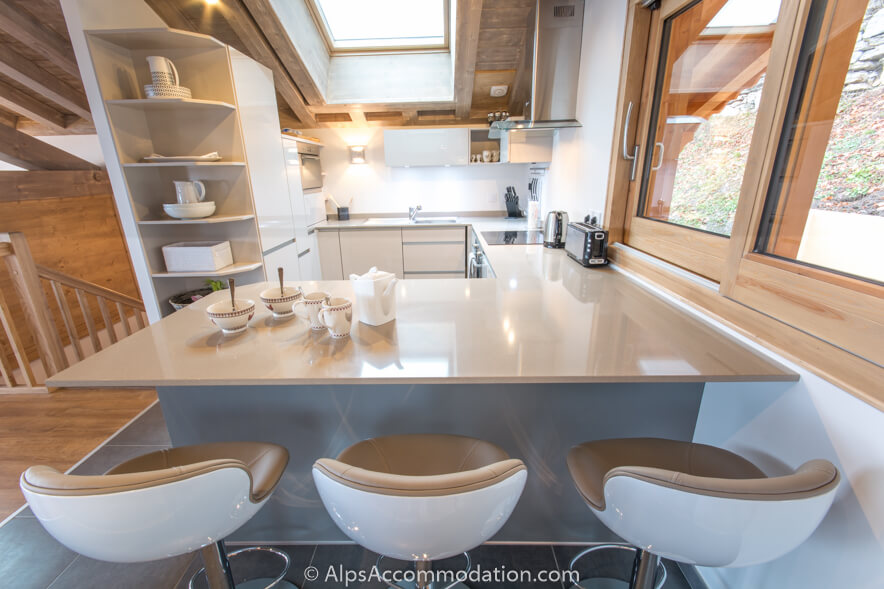 Chalet 75 Samoëns - Stylish kitchen with breakfast bar features a luxurious quartz work surface