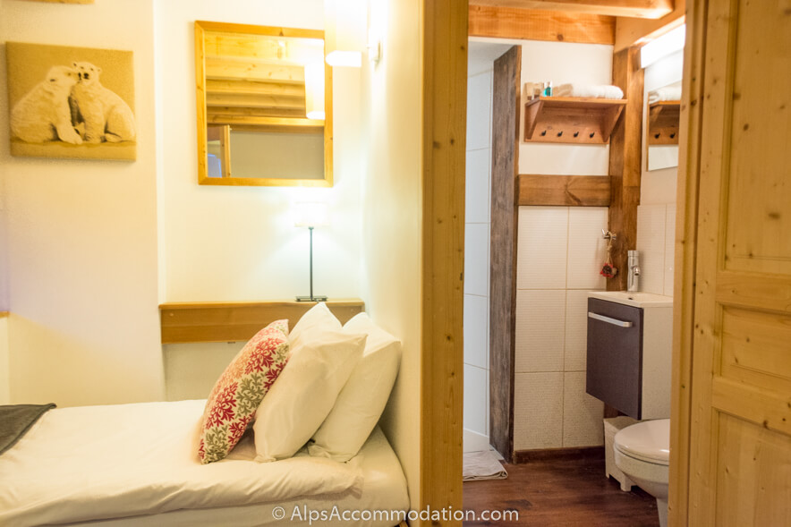 The Mazot Samoëns - Beautifully decorated twin bedroom with ensuite bathroom