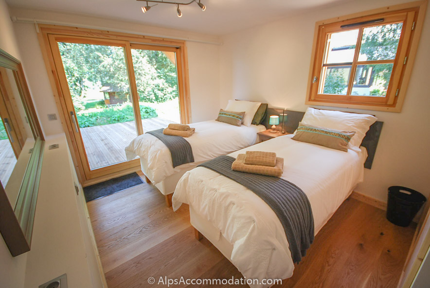 Chalet Maya Samoëns - Light and spacious king (or twin) bedroom with ensuite bathroom