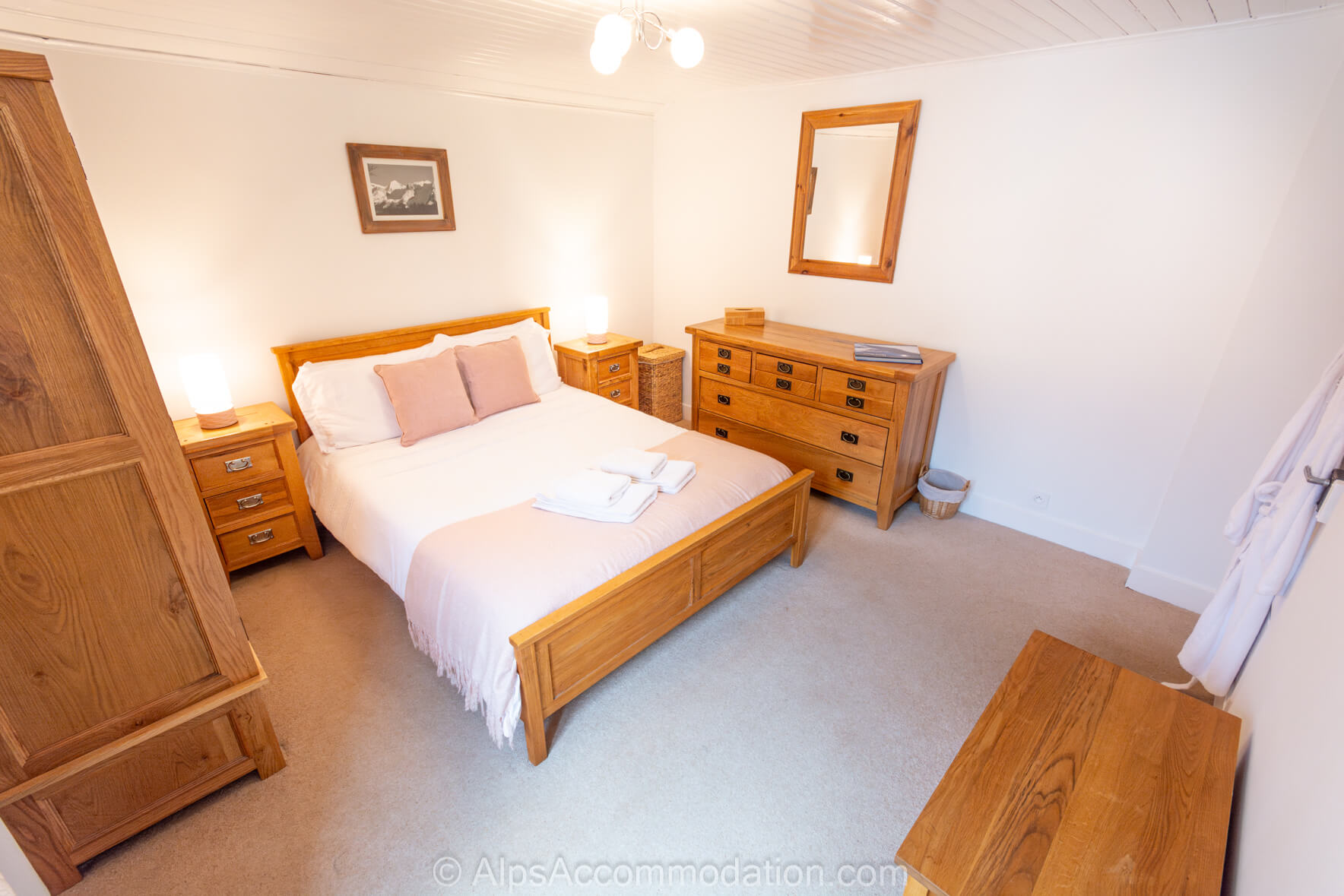 Chalet Chamoissière Samoëns - King size bed, high quality mattresses and luxurious linen ensure a comfortable night
