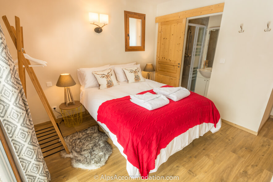  Chalet Balthazar Samoëns - A spacious bedroom with ensuite bathroom and king size bed (or twin beds)