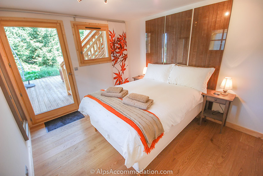 Chalet Maya Samoëns - Spacious double bedroom with access to terrace and hot tub
