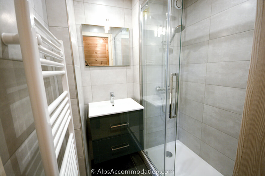 Chalet Booboo Morillon - Shower room with towel radiator