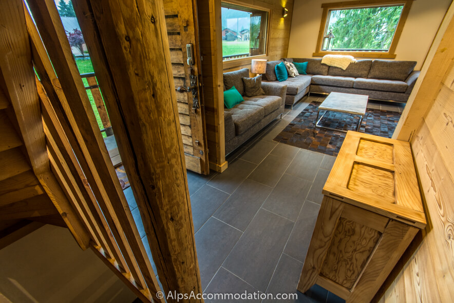 Chalet Toubkal Samoëns - Entrance area with a wonderful mix of upcycled woods and new woods