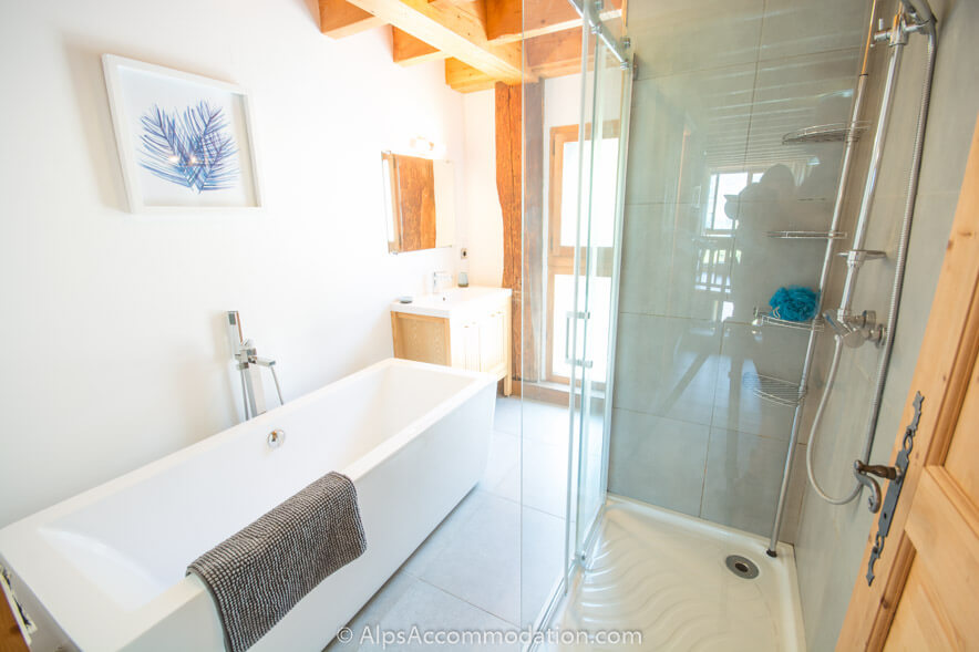 Chalet Skean-Dhu Samoëns - The first floor family bathroom with large shower and bath