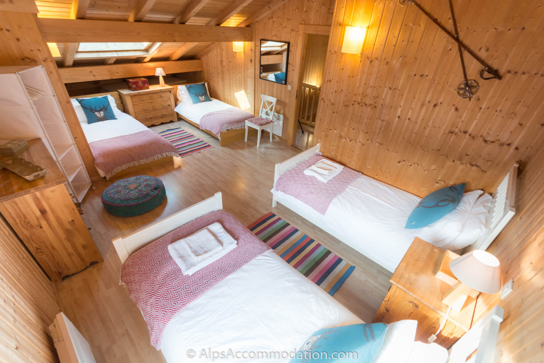 Chalet Esse Samoëns - Spacious quad bedroom with south facing balcony