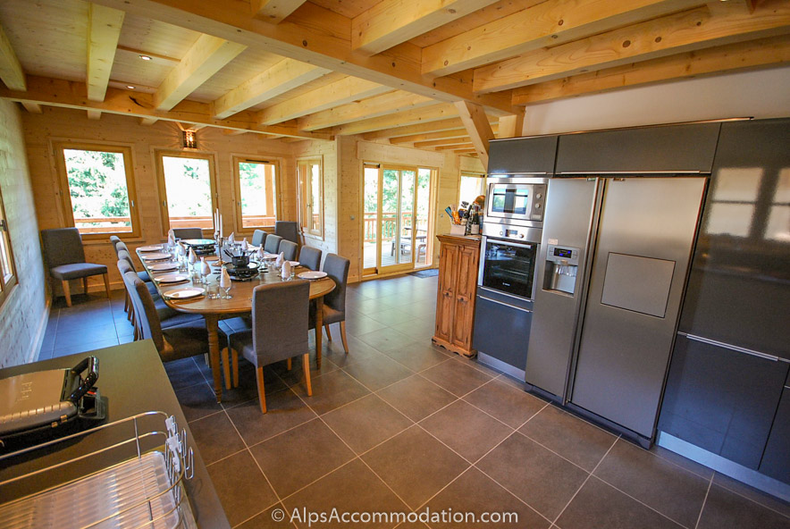 Chalet Maya Samoëns - Very spacious open plan layout of the fully equipped kitchen and dining area