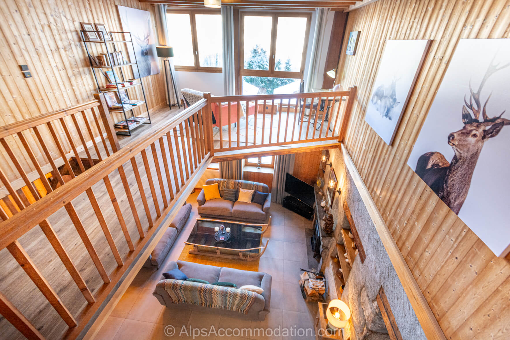 Chalet Skean-Dhu Samoëns - Double height ceilings with the living area below and snug above