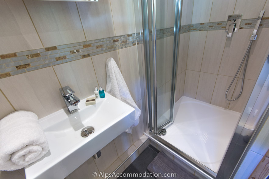 Chalet Toubkal Samoëns - Twin ensuite bathroom with large shower, sink and WC, plus complimentary Molton Brown Toiletries