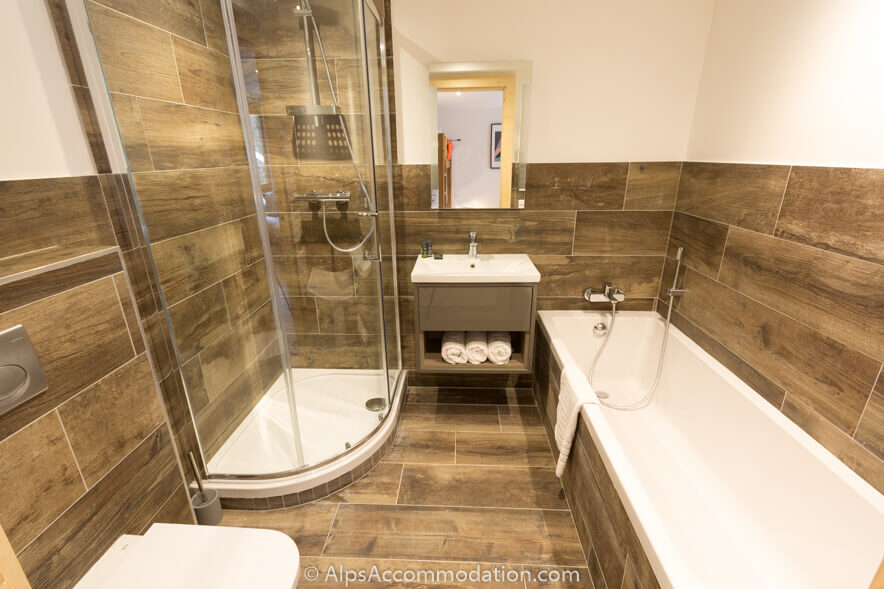 Apartment Marguerite Samoëns - This ensuite bathroom features the luxury of a separate bath and shower
