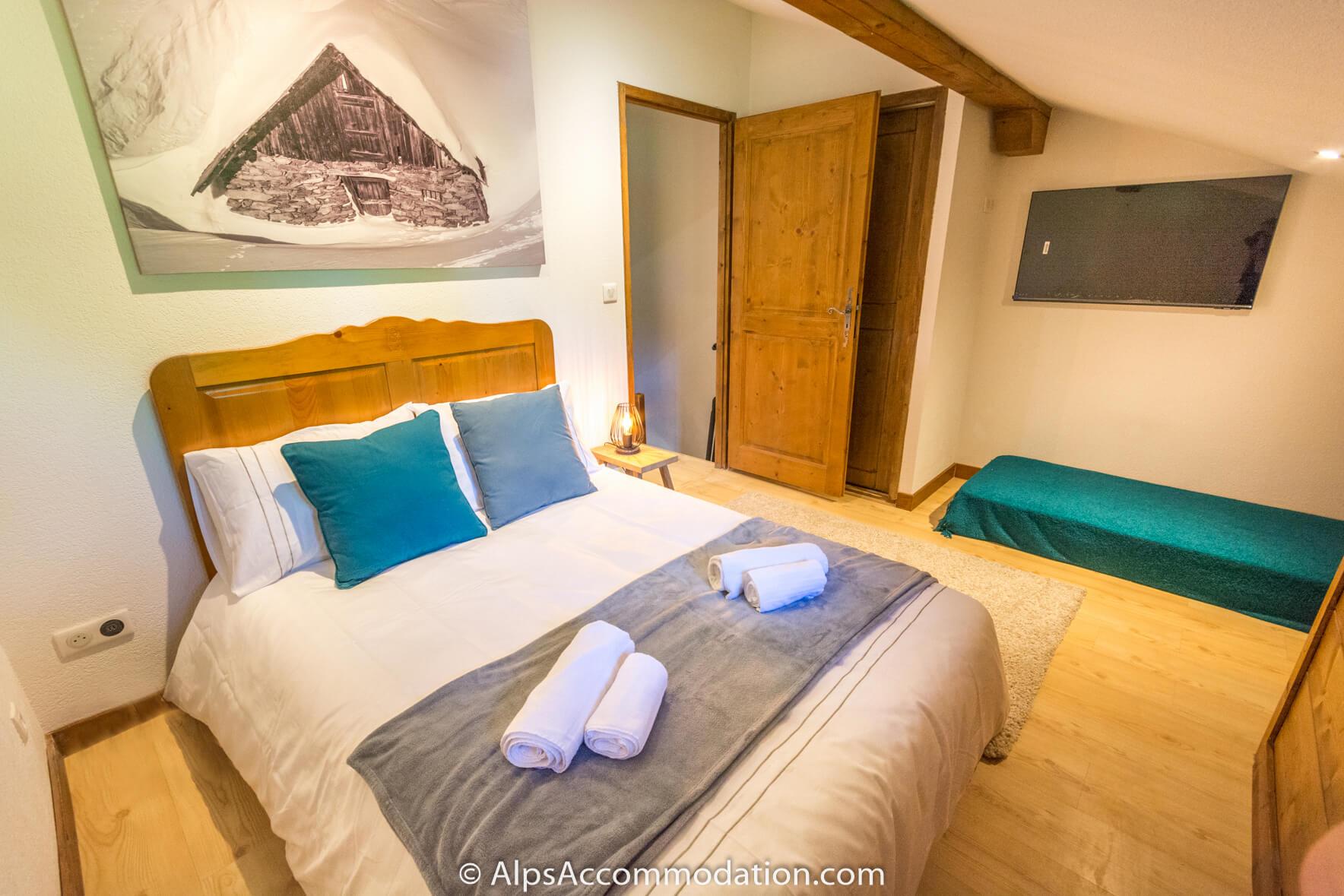 Les Fermes de Samoëns F4 Samoens - Second floor bedroom with double bed and additional mattress