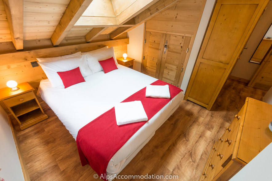 Apartment CH8 Morillon - Ensuite super-king bedroom located in the beautiful eaves
