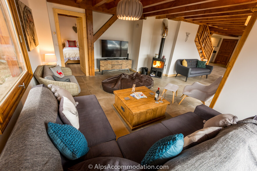 Chalet Marguerite Samoëns - The spacious living area with LCD TV music system and log fire