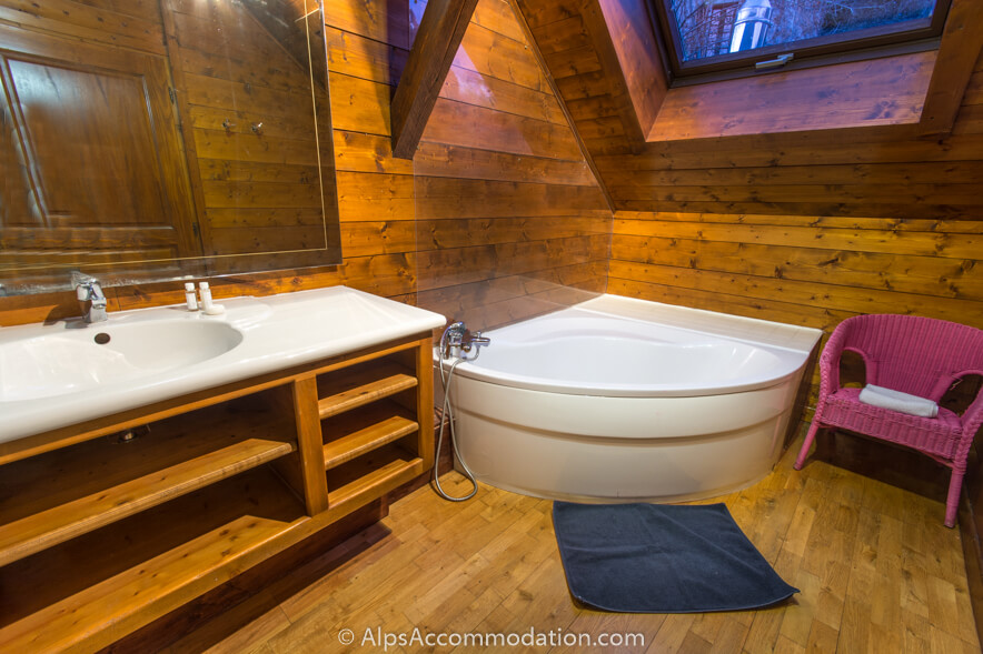 La Maison Blanche Samoëns - Large family bathroom with luxurious corner bath