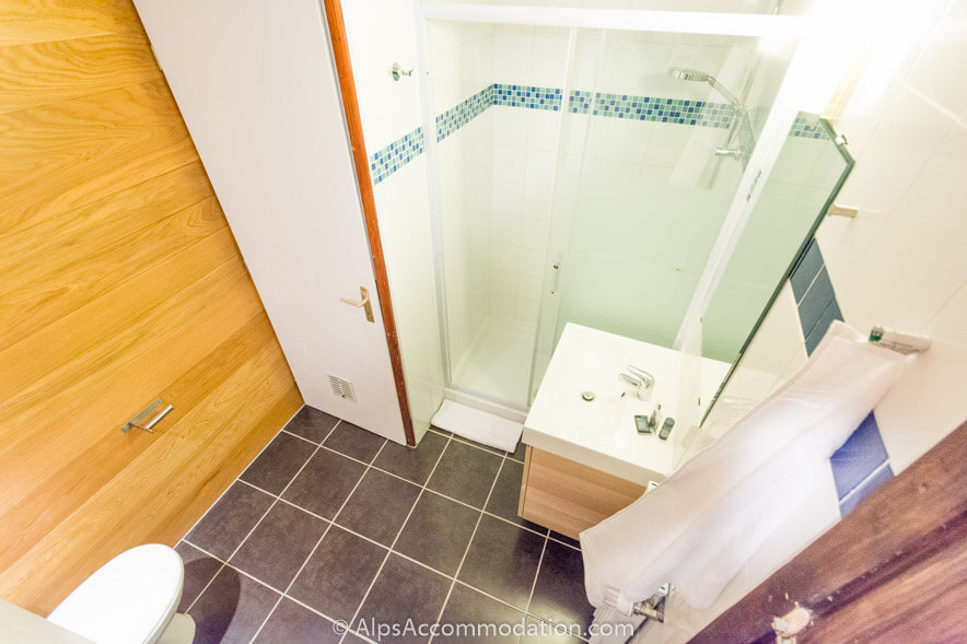 Chalet Taylor Morillon - The second family bathroom features modern fittings and a laundry shoot