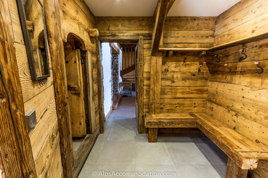 Chalet Skean-Dhu Samoëns - The cloakroom offers great storage for outdoor clothing. A separate ski locker is available.
