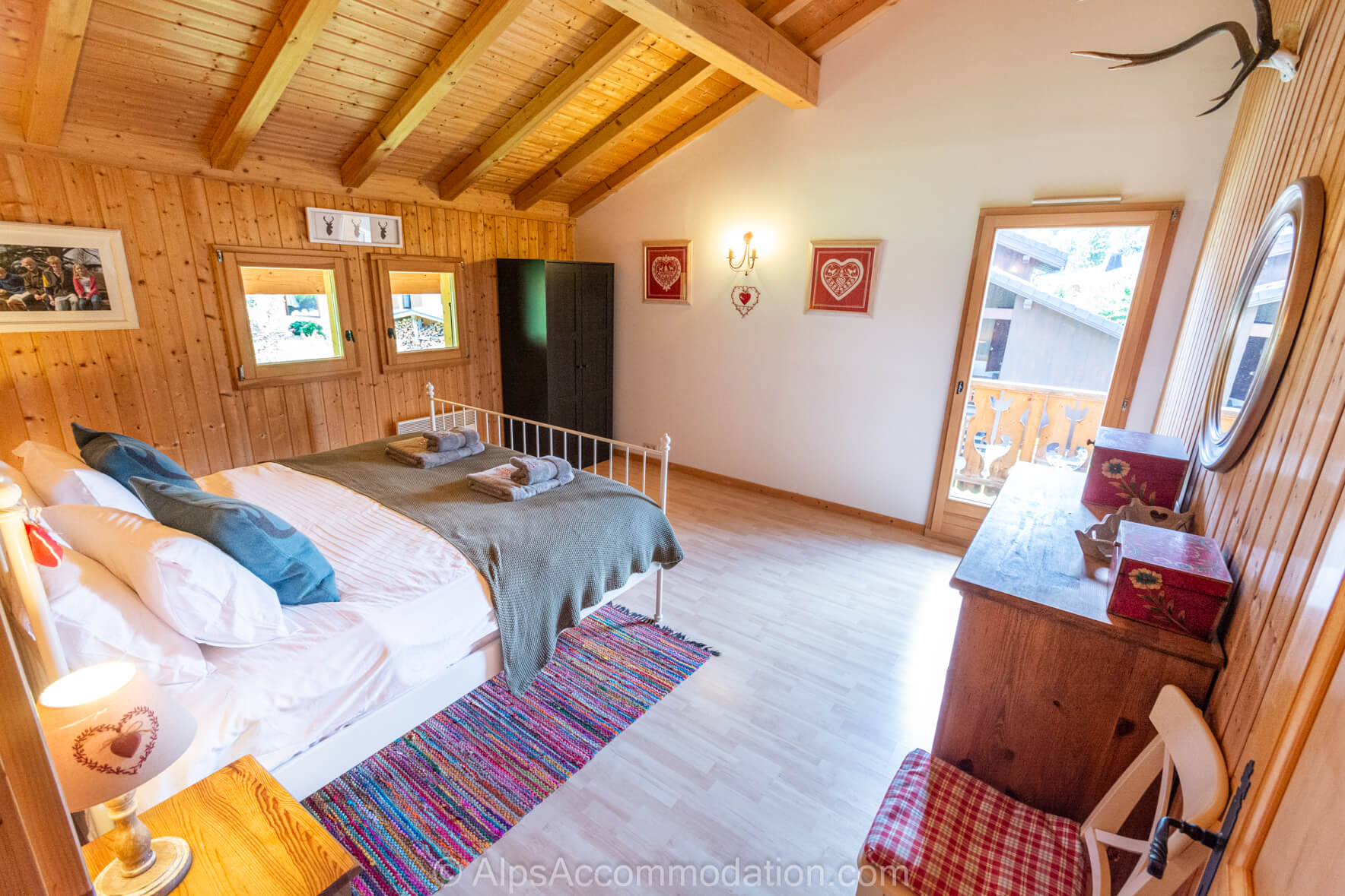 Chalet Esse Samoëns - King size bed with private balcony