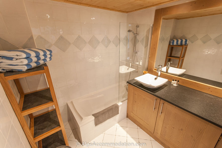 Chardons Argentés D3 Samoëns - Large bathroom with bath and integrated shower