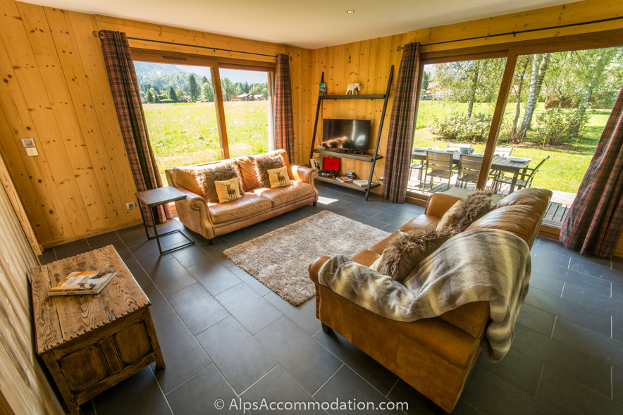 Chalet Jeroboam Samoëns - Cosy living area with light flooding in through large windows