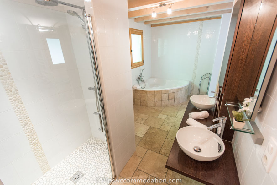 Chalet Falcon Samoëns - The ensuite bathroom of the family suite features a luxurious corner bath and separate shower